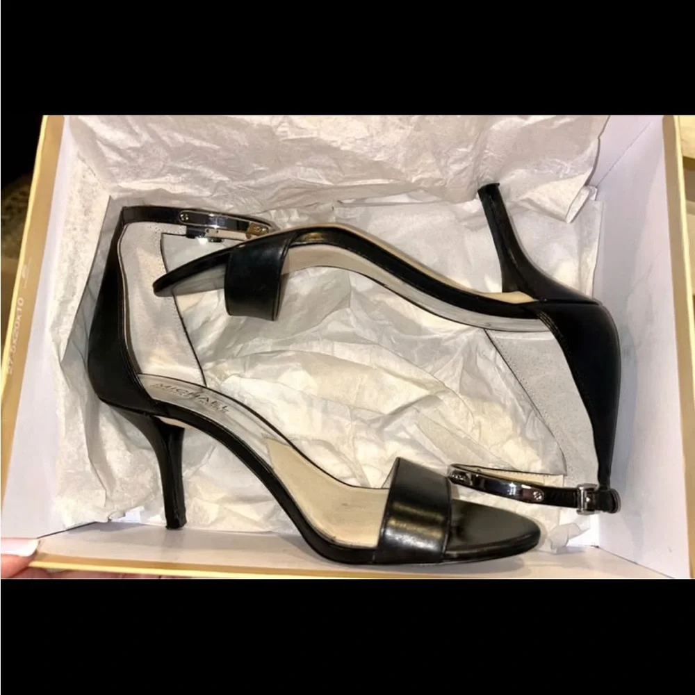 Micheal Kors “Kristin Mid” Black leather and Gold strap heal - Picture 5 of 5